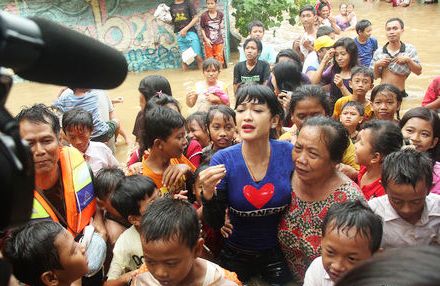 Jupe Diomeli Korban Banjir Lantaran Perahu Evakuasi Sempit